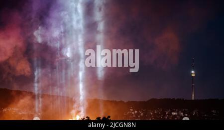 Der Stuttgarter Fernsehturm mit Konzertbeleuchtung und Feuerwerk von einem nahe gelegenen Rammstein-Konzert Stockfoto