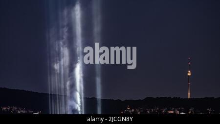 Der Stuttgarter Fernsehturm mit Konzertbeleuchtung und Feuerwerk von einem nahe gelegenen Rammstein-Konzert Stockfoto