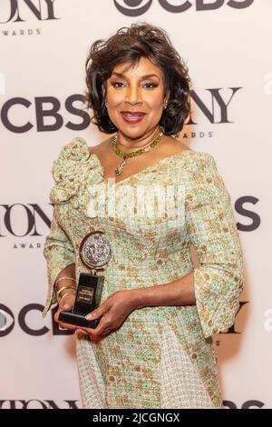 New York, Usa. 12.. Juni 2022. Phylicia Rashad Gewinner der besten Leistung einer Schauspielerin in einer Hauptrolle in einem Theaterstück für „Skeleton Key“-Posen im Presseraum der Radio City Music Hall (Foto von Lev Radin/Pacific Press) Quelle: Pacific Press Media Production Corp./Alamy Live News Stockfoto