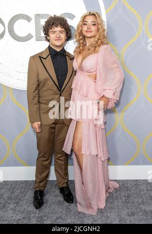 New York, Usa. 12.. Juni 2022. Gaten Matarazzo und Elizabeth Yu besuchen 75. TONY Awards in der Radio City Music Hall (Foto: Lev Radin/Pacific Press) Quelle: Pacific Press Media Production Corp./Alamy Live News Stockfoto