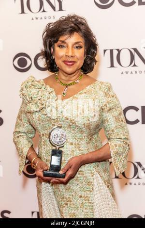 New York, Usa. 12.. Juni 2022. New York, NY - 12. Juni 2022: Phylicia Rashad Gewinner der besten Performance einer Schauspielerin in einer Hauptrolle in einem Theaterstück für „Skeleton Key“-Posen im Presseraum der Radio City Music Hall (Foto von Lev Radin/Pacific Press) Quelle: Pacific Press Media Production Corp./Alamy Live News Stockfoto