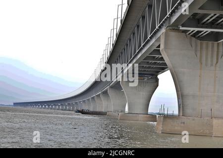 Munshiganj, Bangladesch - 12. Juni 2022: Padma-Brücke in Munshiganj in Bangladesch. Hon'ble Premierminister Scheich Hasina wird die Padma Bridg einweihen Stockfoto