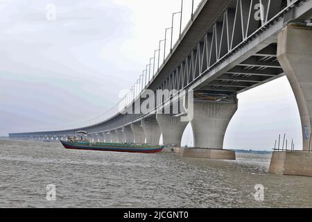 Munshiganj, Bangladesch - 12. Juni 2022: Padma-Brücke in Munshiganj in Bangladesch. Hon'ble Premierminister Scheich Hasina wird die Padma Bridg einweihen Stockfoto