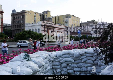 Odessa, Ukraine. 12.. Juni 2022. Die Menschen fotografieren und gehen in der Nähe von Rosen und Sandsäcken in der Nähe des Odessa State Academic Opera and Ballet Theatre inmitten der russischen Invasion der Ukraine. Kredit: SOPA Images Limited/Alamy Live Nachrichten Stockfoto