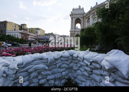 Odessa, Ukraine. 12.. Juni 2022. Die Blüte von Rosen und Barrikaden von Sandsäcken in der Nähe des Gebäudes der Odessa State Academic Opera and Ballet Theatre inmitten der russischen Invasion der Ukraine. Kredit: SOPA Images Limited/Alamy Live Nachrichten Stockfoto