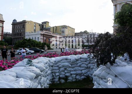 Odessa, Ukraine. 12.. Juni 2022. Die Menschen fotografieren und gehen in der Nähe von Rosen und Sandsäcken in der Nähe des Odessa State Academic Opera and Ballet Theatre inmitten der russischen Invasion der Ukraine. Kredit: SOPA Images Limited/Alamy Live Nachrichten Stockfoto