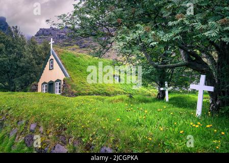 Malerische Rasenkirche von Hofskirka in der Nähe von Hof, Island Stockfoto