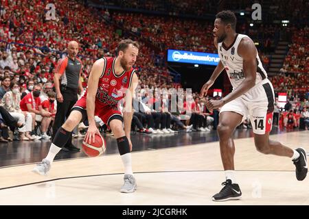 Mailand, Italien. 12.. Juni 2022. Italien, Mailand, 12 2022. juni: Sergio Rodriguez (Armani Guard #13) dribbelt im 4.. Quartal während des Basketballspiels A/X Armani Exchange Milan vs Virtus Bologna, Finale game3 LBA 2021-2022 im Mediolanum Forum (Foto von Fabrizio Andrea Bertani/Pacific Press) Quelle: Pacific Press Media Production Corp./Alamy Live News Stockfoto