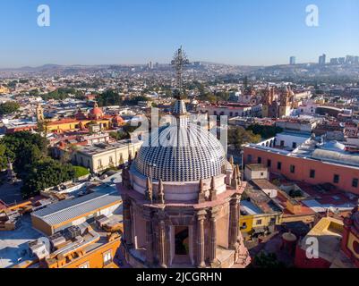 Eine Luftaufnahme von Queretaro City, Mexiko. Drohnenfoto am Morgen im Stadtzentrum Stockfoto