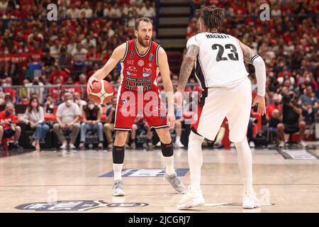 Mailand, Italien. 12.. Juni 2022. Italien, Mailand, 12 2022. juni: Sergio Rodriguez (Armani Guard #13) dribbelt im 4.. Quartal während des Basketballspiels A/X Armani Exchange Milan vs Virtus Bologna, Finale game3 LBA 2021-2022 im Mediolanum Forum (Foto von Fabrizio Andrea Bertani/Pacific Press) Quelle: Pacific Press Media Production Corp./Alamy Live News Stockfoto