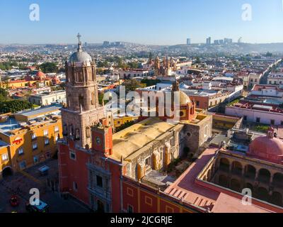 Eine Luftaufnahme von Queretaro City, Mexiko. Drohnenfoto am Morgen im Stadtzentrum Stockfoto