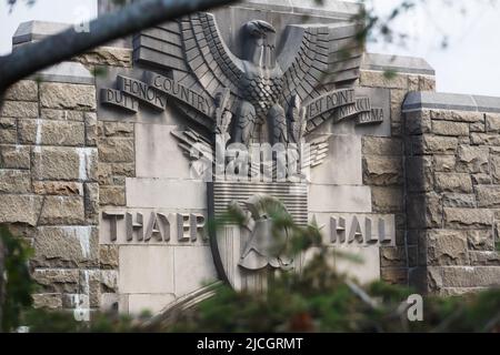 Thayer Hall in West Point die United States Military Academy (USMA), auch bekannt als West Point, Army, ist eine vierjährige koedukative Bundesdienstakademie. Die United States Military Academy (USMA), auch metonymisch als West Point oder einfach nur als Army bekannt, ist eine United States Service Academy in West Point, New York. Es wurde ursprünglich als Festung errichtet, da es auf strategisch hohem Boden mit Blick auf den Hudson River und einer malerischen Aussicht liegt, 50 Meilen (80 km) nördlich von New York City. Es ist die älteste der fünf amerikanischen Service-Akademien und bildet Kadetten für die Inbetriebnahme in die Stockfoto