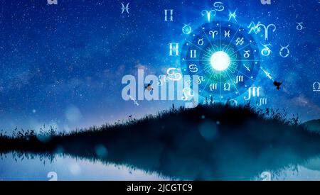 Astrologische Tierkreiszeichen innerhalb des Horoskopkreises. Sterne und Mond über dem Tierkreisrad und dem Hintergrund der Milchstraße. Die Macht des Universums Konzept Stockfoto