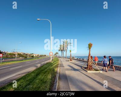 Palma de Mallorca, Spanien - Juni, 2022 : Küstenpromenade im Sommer sonnigen Tag Stockfoto