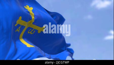 Rückansicht der Asturien-Flagge, die an einem klaren Tag im Wind winkt. Asturien ist eine autonome Gemeinschaft im Nordwesten Spaniens Stockfoto