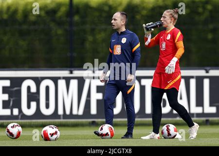 ZEIST - Trainer Mark Parsons und Torhüterin Sari van Veenendaal während einer Trainingseinheit der niederländischen Frauennationalmannschaft auf dem KNVB Campus am 13. Juni 2022 in Zeist, Niederlande. Die niederländische Frauenmannschaft bereitet sich auf die Fußball-Europameisterschaft in England vor. ANP MAURICE VAN STEEN Stockfoto