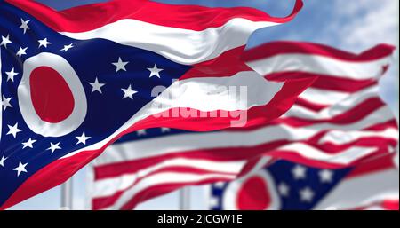 Die Flagge des Staates Ohio winkt zusammen mit der Nationalflagge der Vereinigten Staaten von Amerika. Im Hintergrund ist der Himmel klar. Ohio ist ein Staat in Th Stockfoto