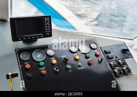 Steuern Sie Deck von Vintage-Schiff oder Schiff Segeln auf dem Meer Stockfoto