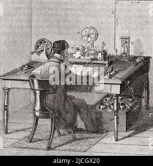 Telegraph Büroangestellter, der eine Nachricht in Morse Code weiterleitet, 19. Jahrhundert. Aus L'Univers Illustre, Paris, 1859 Stockfoto