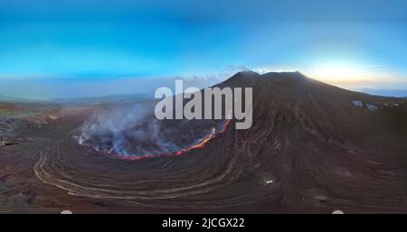 Etna in eruzione con colata di Lava vista dall'Alto- Panoramica aerea al tramonto durante l ora blu, Sicilia Stockfoto