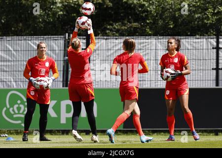 ZEIST - (lr) Torhüterin Barbara Lorseijd, Torhüterin Sari van Veenendaal, Torhüterin Daphne van Domselaar und Torhüterin Jacintha Weimar während einer Trainingseinheit der niederländischen Frauennationalmannschaft auf dem KNVB Campus am 13. Juni 2022 in Zeist, Niederlande. Die niederländische Frauenmannschaft bereitet sich auf die Fußball-Europameisterschaft in England vor. ANP MAURICE VAN STEEN Stockfoto