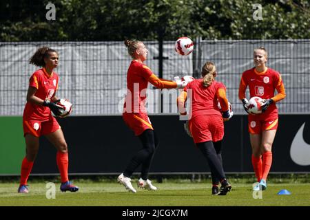 ZEIST - Torhüterin Barbara Lorsleijd, Torhüterin Sari van Veenendaal, Torhüterin Daphne van Domselaar und Torhüterin Jacintha Weimar während eines Trainings der niederländischen Frauennationalmannschaft auf dem KNVB Campus am 13. Juni 2022 in Zeist, Niederlande. Die niederländische Frauenmannschaft bereitet sich auf die Fußball-Europameisterschaft in England vor. ANP MAURICE VAN STEEN Stockfoto