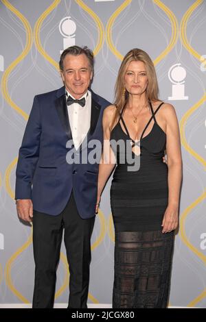 NEW YORK, NEW YORK - 12 2022. JUNI: Derek McLane und Lia Volllack nehmen am 12. Juni 75. an den jährlichen Tony Awards in der Radio City Music Hall in New York City Teil. Stockfoto