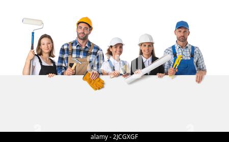Portrait von glücklichen Bauarbeitern, die leere Plakatwand auf weißem Hintergrund isoliert halten, leerer Kopierraum für Textinhalt Stockfoto