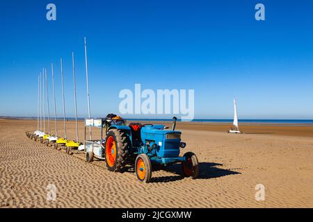 Cabourg, Frankreich - 14,2021. Oktober: Blokart-Buggy bei einem windigen Tag am Strand von Cabourg Stockfoto