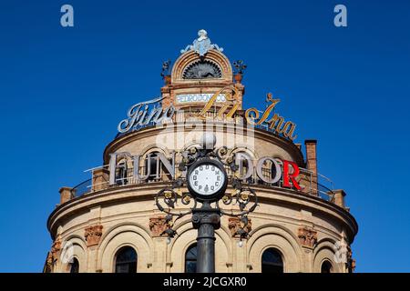 Jerez de la Frontera, Spanien - Februar 8,2022: Das Gallo Azul-Gebäude ist ein schönes Stück Architektur aus dem Jahr 1920s im Zentrum der Provinz Cádáz Stockfoto