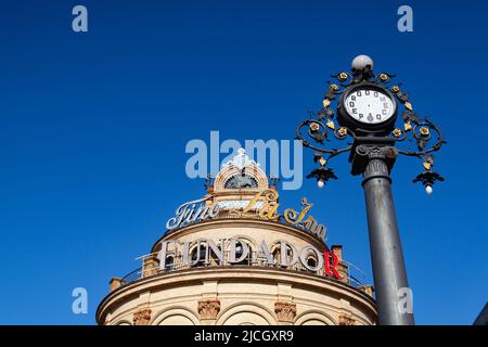 Jerez de la Frontera, Spanien - Februar 8,2022: Das Gallo Azul-Gebäude ist ein schönes Stück Architektur aus dem Jahr 1920s im Zentrum der Provinz Cádáz Stockfoto