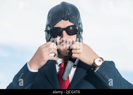 Fröhlicher Geschäftsmann im Anzug und Pilotenhut machen Sie sich bereit Stockfoto