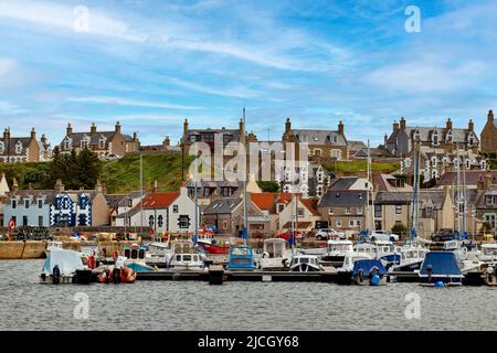 FINDOCHTY MORAY SCHOTTLAND DER HAFEN UND HÄUSER MIT FESTGESCHOBTEN FISCHERBOOTEN UND YACHTEN Stockfoto