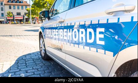 Mannheim, Deutschland - 11. Juni 2022: Auto der Polizeibehörde der Stadt Mannhein in Deutschland mit Schild „Polizeibehörde“ Stockfoto