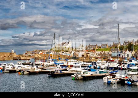 FINDOCHTY MORAY SCHOTTLAND DER HAFEN MIT FESTGESCHICKTEN BOOTEN UND YACHTEN UND KIRCHE AUF DEM HÜGEL Stockfoto