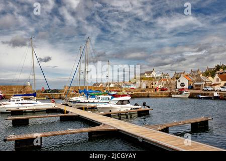 FINDOCHTY MORAY SCOTLAND DER HAFEN MIT FESTGETÄUTEN BOOTEN UND YACHTEN UND NEUEN PONTONS Stockfoto