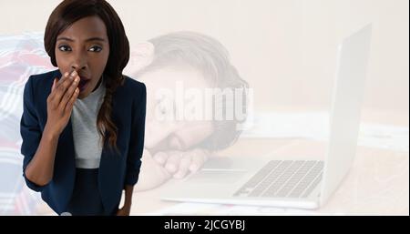 Doppelbelichtung des Porträts einer afroamerikanischen Geschäftsfrau, die gähnt, und eines kaukasischen Mannes, der schläft Stockfoto