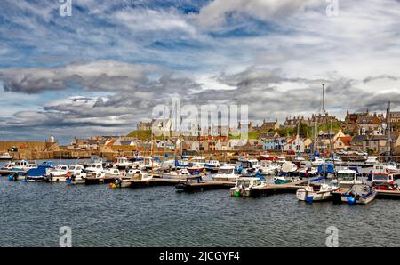 FINDOCHTY MORAY SCHOTTLAND DER HAFEN MIT FESTGESCHICKTEN BOOTEN UND YACHTEN Stockfoto