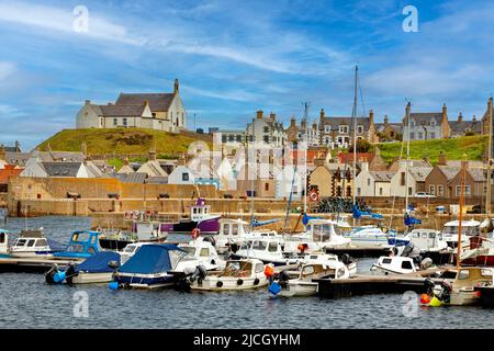FINDOCHTY MORAY SCOTLAND DER HAFEN MIT FESTFAHRENDEN BOOTEN Stockfoto