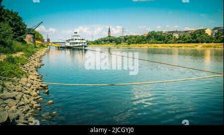 Mannheim, Deutschland - 10. Juni 2022: Neckar mit Museumsschiff in Mannheim. Der Rhein-Neckar-Hafen (Mannheimer Hafen) ist eine der größten Städte der EU Stockfoto