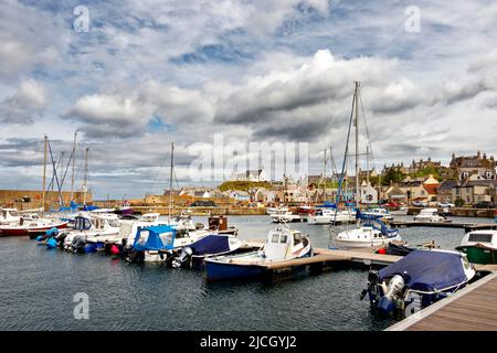 FINDOCHTY MORAY SCOTLAND DER HAFEN MIT FESTFAHRENDEN FISCHERBOOTEN UND YACHTEN UND EINER KIRCHE AUF DEM HÜGEL Stockfoto