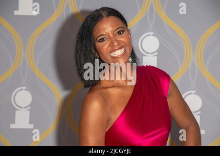 NEW YORK, NEW YORK - 12 2022. JUNI: Renee Elise Goldsberry nimmt am 12. Juni 75. an den jährlichen Tony Awards in der Radio City Music Hall in New York City Teil. Stockfoto