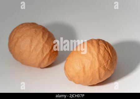 Zwei Eier mit faltigen Eierschalen von einer alten Henne Stockfoto