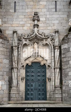 Seitliche Eingangstür zur Kathedrale von Guarda - Sé Catedral da Guarda, Portugal, Europa Stockfoto