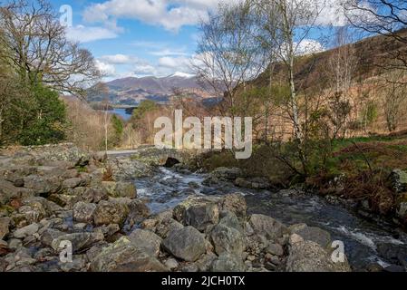 Blick von der Ashness Bridge über Derwentwater in Richtung Skiddaw-Schnee im Frühling im Spätwinter in der Nähe des Keswick Lake District National Park Cumbria England Stockfoto