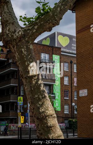 London, Großbritannien. 13.. Juni 2022. „Immer noch keine Gerechtigkeit“, trotz der Annäherung an den fünften Jahrestag der Katastrophe im Grenfell Tower. Die Einheimischen sind nach wie vor aufgebracht und frustriert, dass niemand für die Tragödie zur Rechenschaft gezogen wurde. Kredit: Guy Bell/Alamy Live Nachrichten Stockfoto