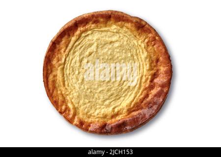 Strukturierte, appetitliche Kasserolle mit Quark auf weißem Hintergrund. Isoliert Stockfoto
