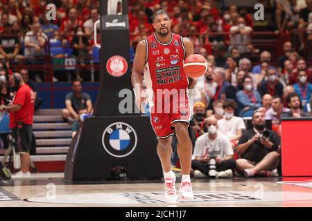 Mailand, Italien, Italien. 12.. Juni 2022. Italien, Mailand, 12 2022. juni: Kyle Hines (Armani Center #42) dribbelt im 4.. Quartal während des Basketballspiels A/X Armani Exchange Milan vs Virtus Bologna, Finale game3 LBA 2021-2022 im Mediolanum Forum (Bildnachweis: © Fabrizio Andrea Bertani/Pacific Press via ZUMA Press Wire) Stockfoto