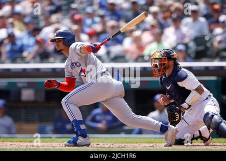 DETROIT, MI – 12. JUNI: Der dritte Baseman Santiago Espinal (5) der Toronto Blue Jays schlägt am 12. Juni 2022 im Comerica Park in Detroit, Michigan, gegen die Detroit Tigers. Die Blue Jays besiegten die Tigers mit 6:0. (Joe Robbins/Image of Sport) Stockfoto