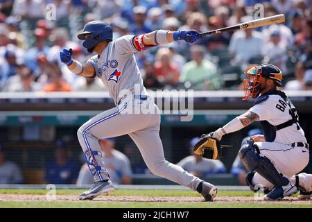 DETROIT, MI - 12. JUNI: Toronto Blue Jays verließen Fielder Lourdes Gurriel Jr. (13) Singles zum Center Field, um im achten Inning am 12. Juni 2022 im Comerica Park in Detroit, Michigan, in zwei Runs zu fahren. Die Blue Jays besiegten die Tigers mit 6:0. (Joe Robbins/Image of Sport) Stockfoto